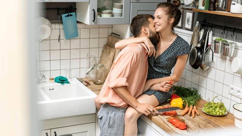Verliebtes Paar in der Küche (Foto: IMAGO, Colourbox, imago images/Westend61)