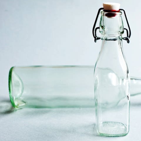 Zwei durchsichtige leere Bügelflaschen (Foto: IMAGO, Lutz Wallroth via www.imago-images.de)