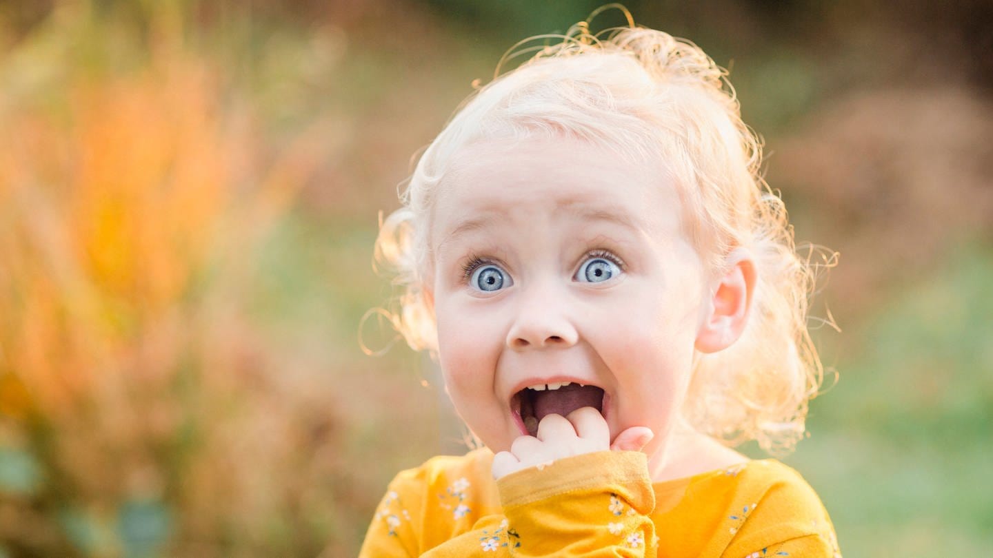 Ein kleines Mädchen zieht überrascht die Augenbrauen hoch (Foto: IMAGO, Nicole Matthews via www.imago-images.de)