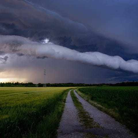 Gewitterfront zieht über ein Feld im Münchner Osten (Foto: IMAGO, via www.imago-images.de)
