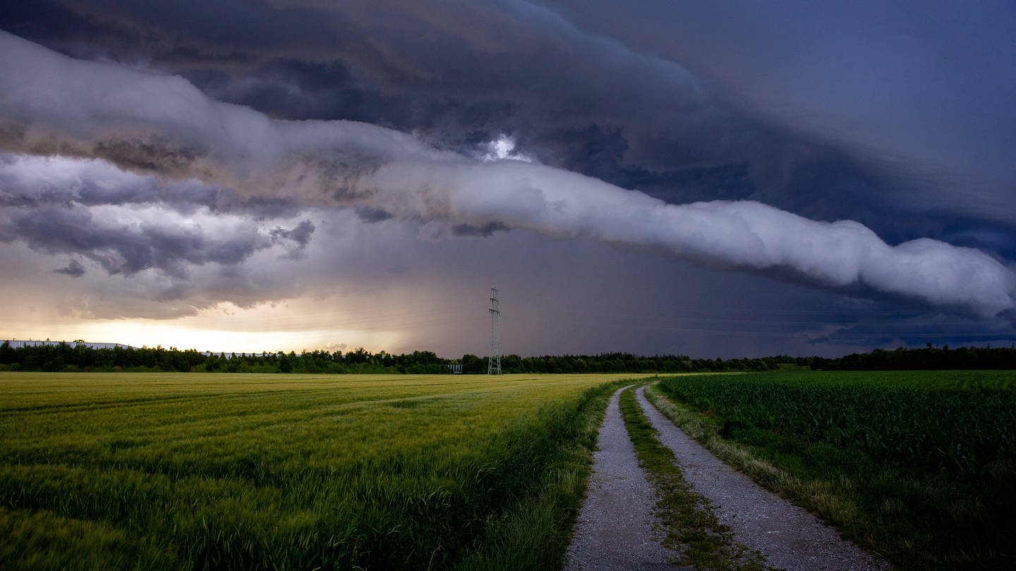 Gewitterfront zieht über ein Feld im Münchner Osten (Foto: IMAGO, via www.imago-images.de)