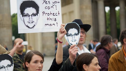 Mitglieder der Protestpartei Piraten, des Chaos Computer Club und verschiedener Friedensgruppen versammelten sich am Donnerstag den 4. Juli 2013 in Berlin vor dem Brandenburger Tor zu einer Solidaritätskundgebung fuer den US-Whistleblower Edward Snowden (Foto: IMAGO, imago stock&people)