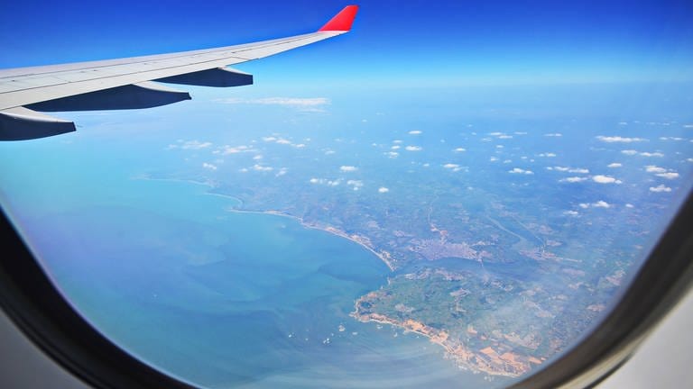 Blick aus einem Fenster im Flugzeug