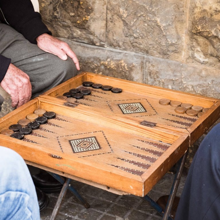 Zwei Männer im Libanon spielen eine Runde Tawla
