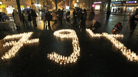 In Rostock werden am Mittwoch (24.11.2010) insgesamt 794 Kerzen entzündet für die Frauen, die 2009 in Rostock Schutz und Hilfe im Frauenhaus, in der Interventionsstelle gegen häusliche Gewalt oder in der Fachberatungsstelle gegen sexualisierte Gewalt gesucht haben (Foto: dpa Bildfunk, Bernd Wüstneck)