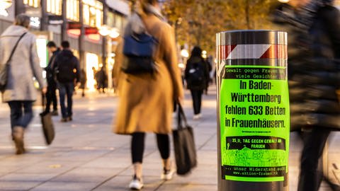 Internationaler Tag gegen Gewalt an Frauen am 25. November 2019: Plakat in der Fußgängerzone in Stuttgart (Foto: IMAGO, Arnulf Hettrich via www.imago-images.de)