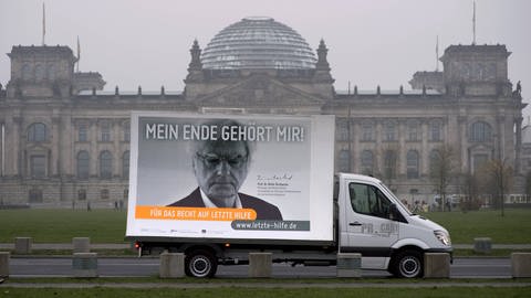 Vor dem Bundestag ein Plakat der Initiative "Für Das Recht auf Letzte Hilfe e.V." unter dem Motto "Mein Ende gehört mir" mit einem Foto von Prof. Dieter Birnbacher, Philosoph mit Schwerpunkt Ethik  (Foto: IMAGO, imago stock&people)