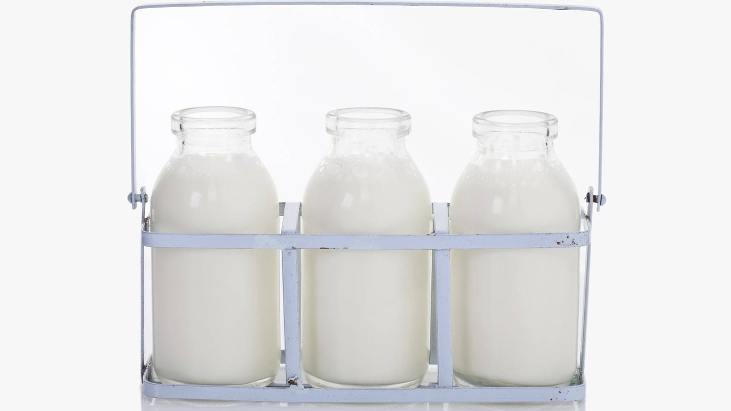 Drei Milchflaschen in Halterung (Foto: IMAGO, imago stock&people)