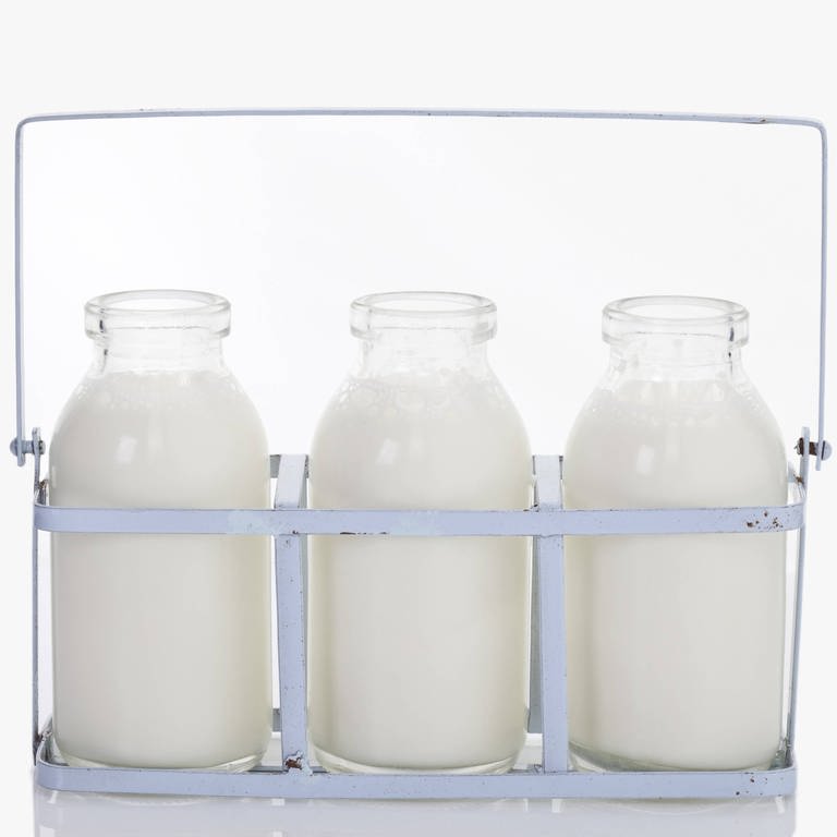 Drei Milchflaschen in Halterung