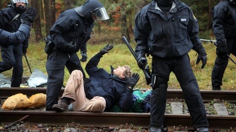 Protestaktionen gegen Castor-Transport auf den Schienen nach Gorleben am 7. November 2010 (Foto: IMAGO, POP-EYE/Kriemann via www.imago-images.de)