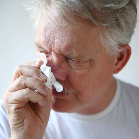 Älterer Mann mit laufender Nase und Taschentuch (Foto: IMAGO, Moya via www.imago-images.de)