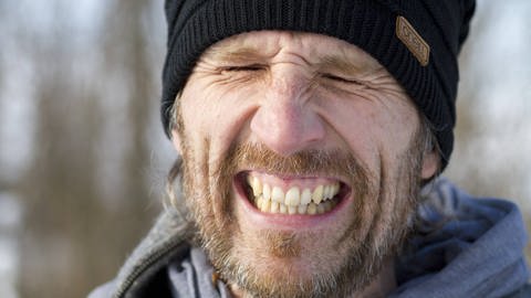 Mann mit Bart und Mütze verzieht sein Gesicht (Foto: IMAGO, imago/Meike Engels)