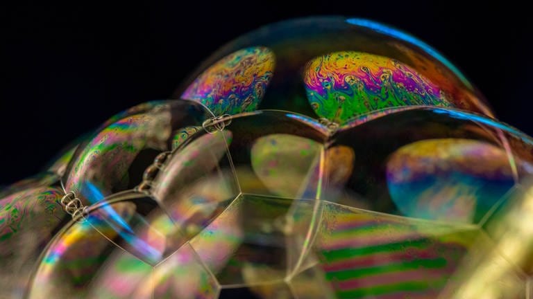 Seifenblasen reflektieren das Licht in allen Farben
