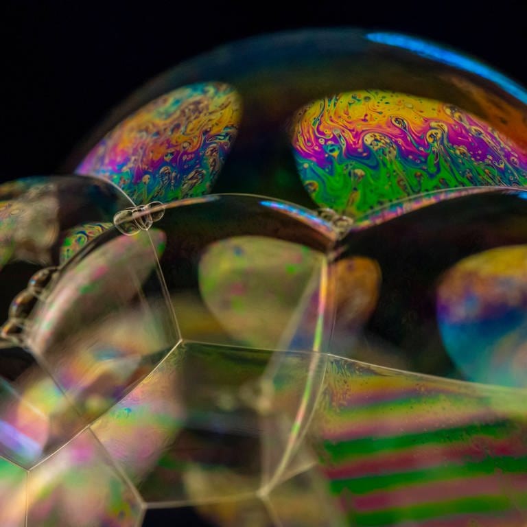 Seifenblasen reflektieren das Licht in allen Farben (Foto: IMAGO, imageBROKER/Moritz Wolf via www.imago-images.de)
