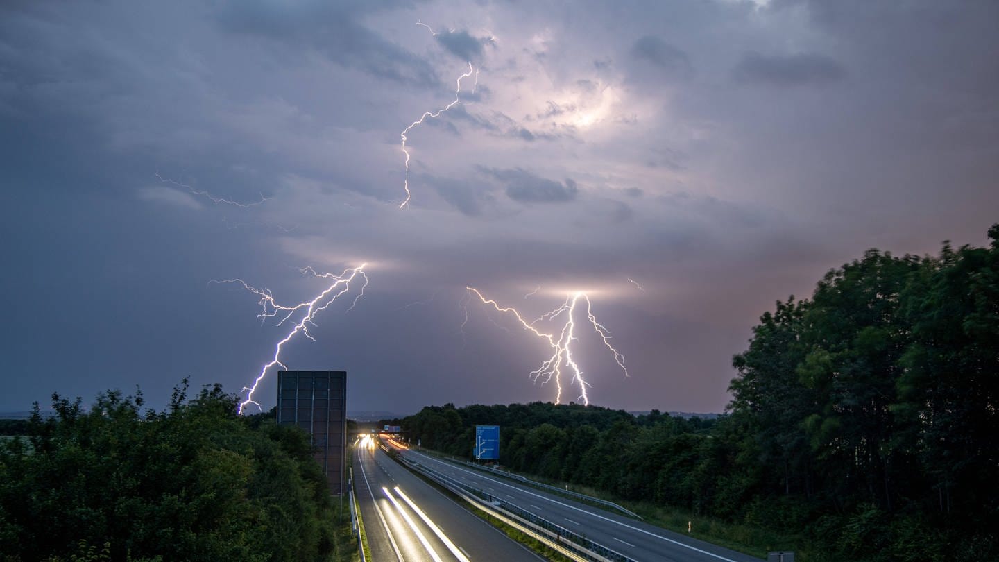 Blitze über der Autobahn A 661 (Foto: IMAGO, Jan Eifert via www.imago-images.de)