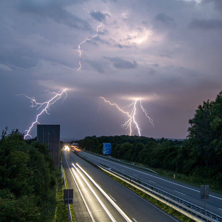 Blitze über der Autobahn A 661 (Foto: IMAGO, Jan Eifert via www.imago-images.de)