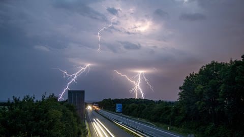 Blitze über der Autobahn A 661 (Foto: IMAGO, Jan Eifert via www.imago-images.de)
