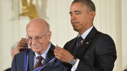 Daniel Kahneman erhält 2013 die Freiheitsmedaille im Weißen Haus, überreicht durch Barack Obama