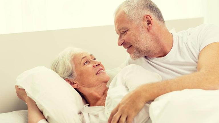 Älteres Paar liegt im Bett (Foto: Colourbox, Foto: Colourbox.de -)