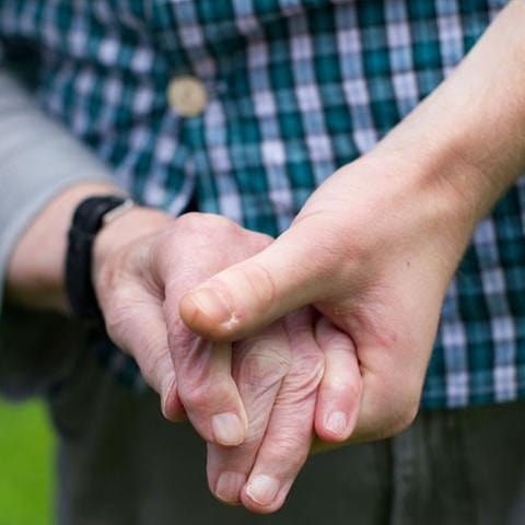 Pfleger hält die Hand einer demenzkranken Frau (Foto: picture-alliance / dpa, picture-alliance / dpa -)