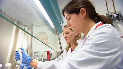 Zwei Forscherinnen vom KIT hantieren in einem Labor. (Foto: SWR, SWR -)