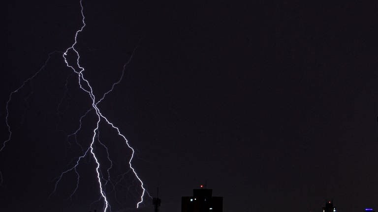 Blitze am Nachthimmel: Welche Folgen hat ein Blitzschlag auf den Körper? (Foto: IMAGO, IMAGO / Fotoarena)