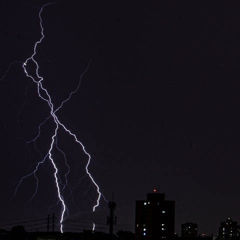 Blitze am Nachthimmel: Welche Folgen hat ein Blitzschlag auf den Körper? (Foto: IMAGO, IMAGO / Fotoarena)