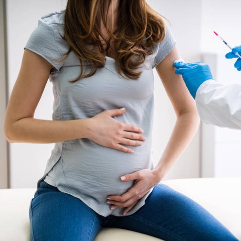 Schwangere wird geimpft (Foto: IMAGO, imago images/Panthermedia)