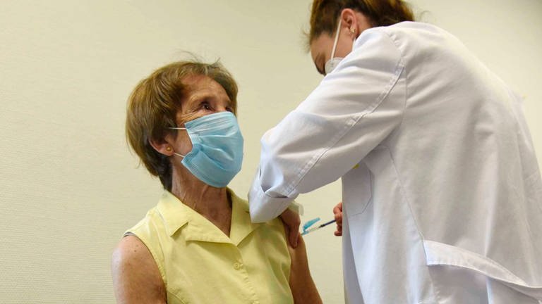 Über 70-Jährige sollen in Großbritannien bereits in diesem Herbst eine Covid-19-Impfung zum Auffrischen erhalten. (Foto: IMAGO, imago images/Lagencia)