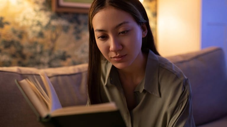 Frau beim Lesen: Bringt es etwas, abends zu lernen bzw. vor dem Schlafengehen zu wiederholen?