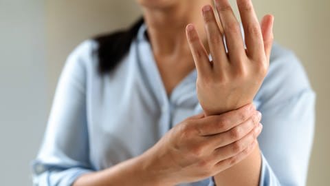 Schmerzende Handgelenke: Rheuma trifft alte Menschen ebenso wie junge, aber vor allem Frauen. Unter Rheuma sind über 100 verschiedene Erkrankungen zusammengefasst, die oft durch Entzündungen hervorgerufen werden (Foto: IMAGO, IMAGO / Cavan Images)