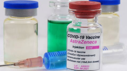 Corona-Impfstoff von AstraZeneca (Foto: IMAGO, IMAGO / Martin Wagner)