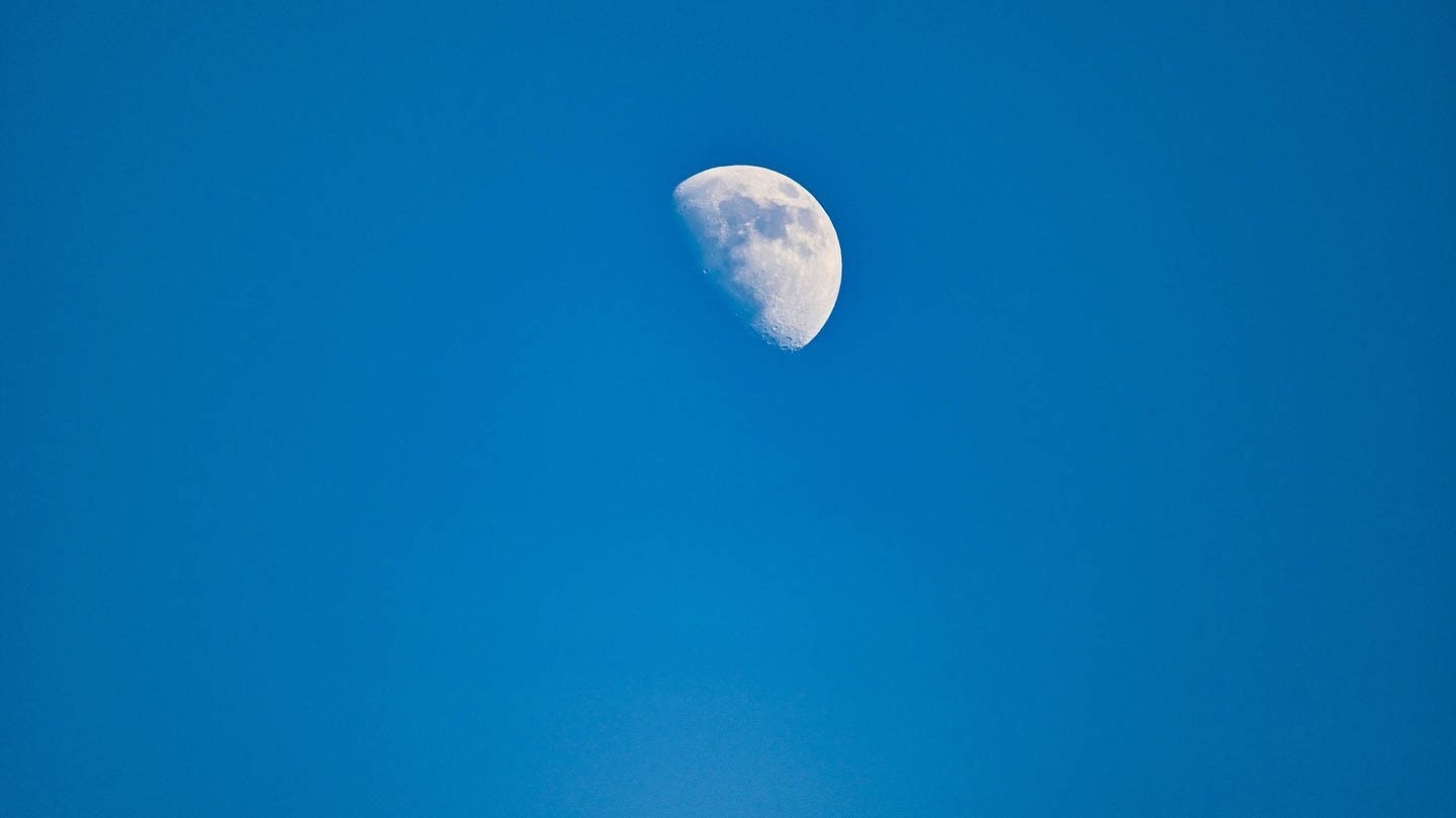 Am strahlend blauen Himmel ist der Mond auch tagsüber zu sehen (Foto: IMAGO, IMAGO / Hartenfelser)