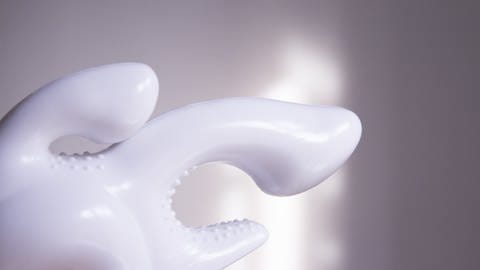 Ein weißes geschwungenes Sextoy mit Noppen: Dildos und Vibratoren sehen heute ganz anders aus als noch vor wenigen Jahren (Foto: IMAGO, IMAGO / agefotostock)