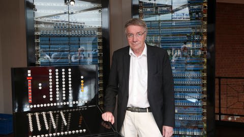 Horst Zuse, Sohn von Konrad Zuse, präsentiert den Nachbau des ersten Computers der Welt, der Zuse Z3.  (Foto: IMAGO, imago images/Eventpress)