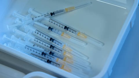 Vorbereitete Spritzen mit dem Astrazeneca-Impfstoff liegen im Impfzentrum Wismar bereit (Symbolbild) (Foto: dpa Bildfunk, picture alliance/dpa/dpa-Zentralbild | Jens Büttner (Symbolbild))