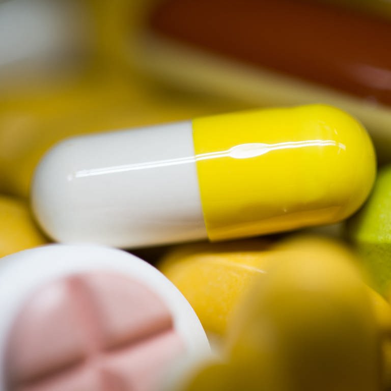 Tabletten, Kapseln und Pillen in verschiedenen Farben liegen in einem Medikamenten-Behälter einer Apotheke (Symbolbild). (Foto: dpa Bildfunk, picture alliance/dpa | Friso Gentsch (Symbolbild))