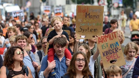 Alleinerziehende demonstrieren under dem Motto "ES REICHT FÜR UNS ALLE" gegen Benachteiligung und Kinderarmut 2018 in Berlin  (Foto: IMAGO, IMAGO / snapshot)