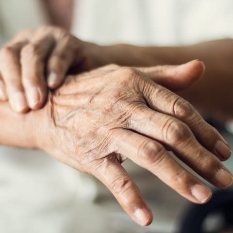 Nahaufnahme der verkrampften Hände eines älteren Frau. (Foto: IMAGO, IMAGO / agefotostock)