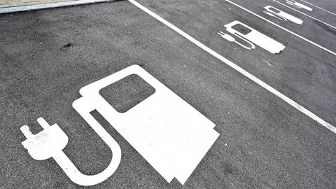 Parkplatz mit Ladezeichen-Symbol für E-Autos. (Foto: IMAGO, IMAGO / Rolf Poss)