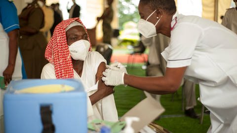 Ein Anwohner wird in Afrika gegen Covid-19 geimpft (Archivbild). (Foto: dpa Bildfunk, picture alliance/dpa/XinHua | Joseph Mizere (Archivbild))