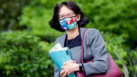 Die Leiterin der britischen Gesundheitssicherheitsbehörde Jenny Harries mit Maske.  (Foto: IMAGO, IMAGO / i Images)