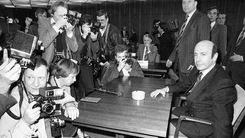 Bundesverteidigungsminister Manfred Wörner (CDU) 1984 während einer Anhörung vor dem Untersuchungsausschuss zur Kießling-Affäre in Bonn. Der stellvertretenden NATO-Oberbefehlshaber Kießling verlor aufgrund von Behauptungen seine führende Stellung