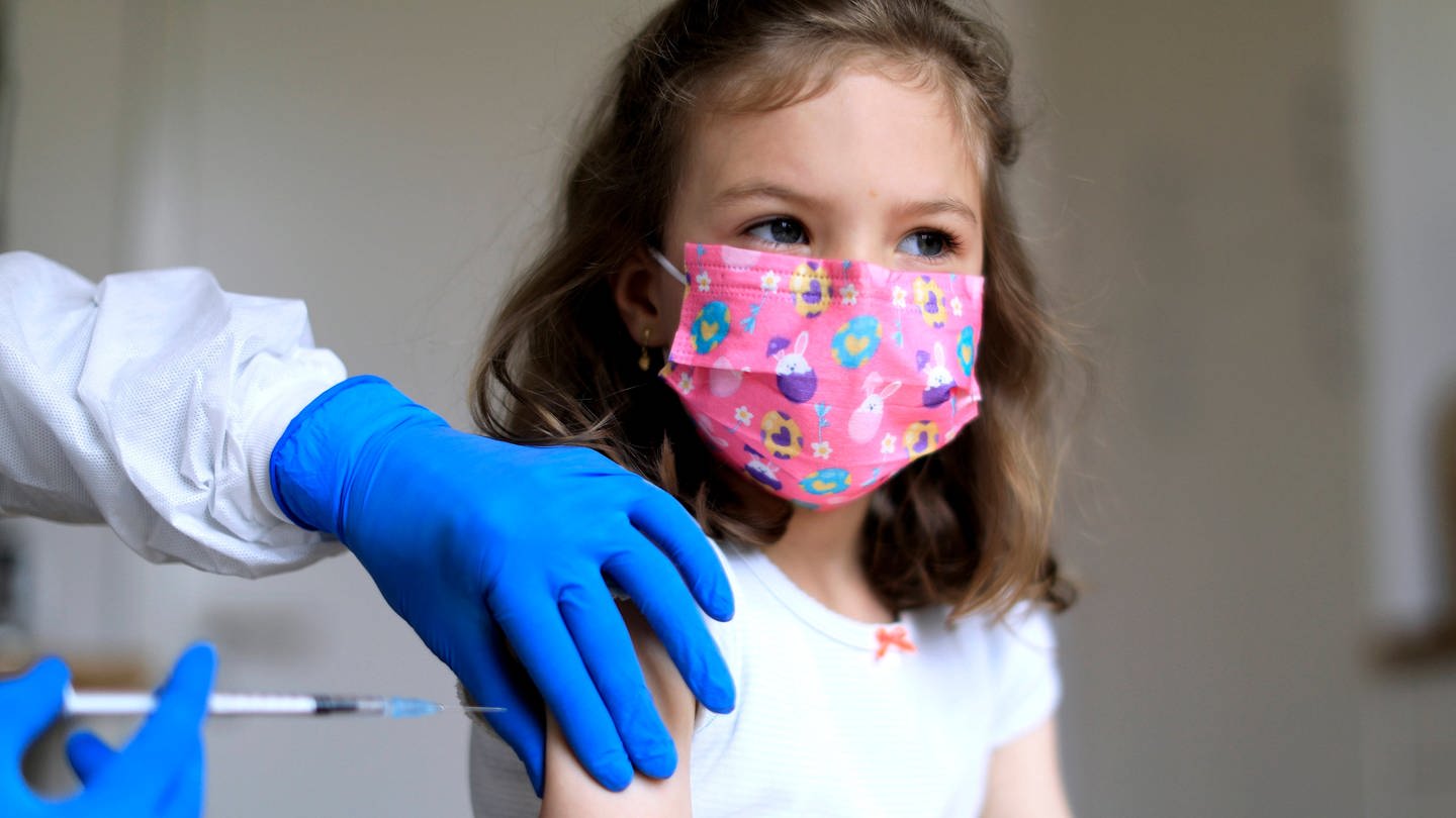Ein Mädchen wird gegen Covid-19 geimpft (Symbolbild). (Foto: IMAGO, IMAGO / Laci Perenyi (Symbolbild))