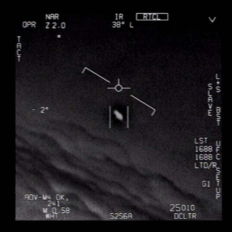 Das Standbild eines vom US-Verteidigungsministerium veröffentlichten Videos zeigt ein Unidentifiziertes Flugobjekt, das von Piloten der US-Marine gesichtet wurde.  (Foto: dpa Bildfunk, dpa-Bildfunk VCO)