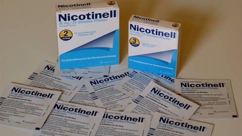 Nikotin-Pflaster mit Verpackung (Foto: IMAGO, imago stock&people)