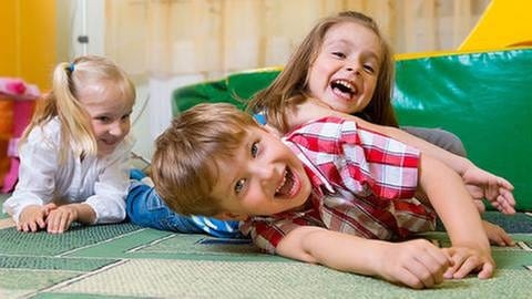 Kinder spielen und toben zusammen in einem Kinderzimmer. (Foto: Colourbox, Model Foto: Colourbox.de -)