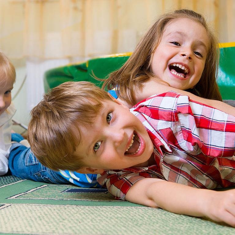 Kinder spielen und toben zusammen in einem Kinderzimmer. (Foto: Colourbox, Model Foto: Colourbox.de -)