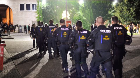 Polizei bei Nachteinsatz im Stuttgarter Schlosspark (Foto: IMAGO, Max Kovalenko via www.imago-images.de)