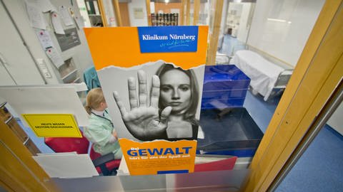 Ein Plakat mit der Aufschrift "Bei Gewalt hört für uns der Spaß auf" hängt in der Notaufnahme im Klinikum Nürnberg (Foto: dpa Bildfunk, Daniel Karmann)